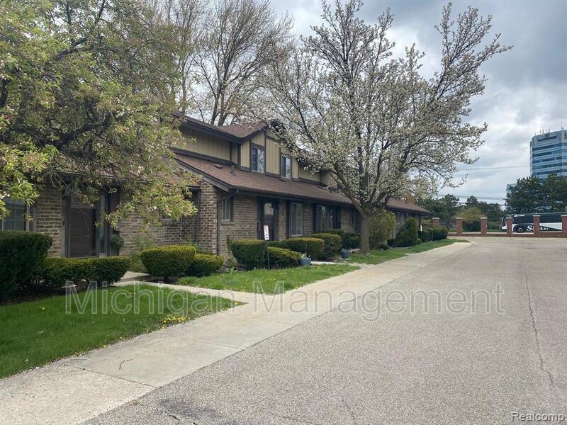 Southfield Condo: 28129 Franklin Rd