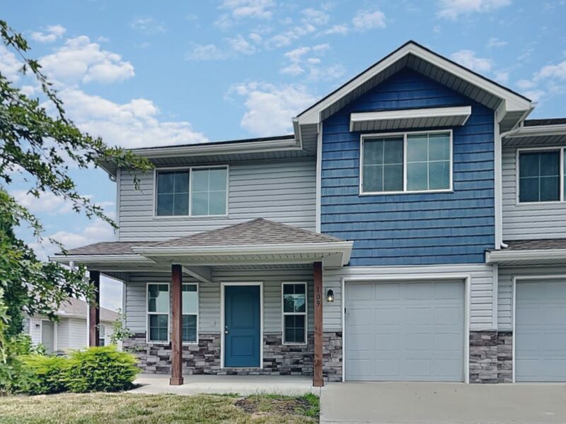 Blue Springs House: 109 SW Marigold St