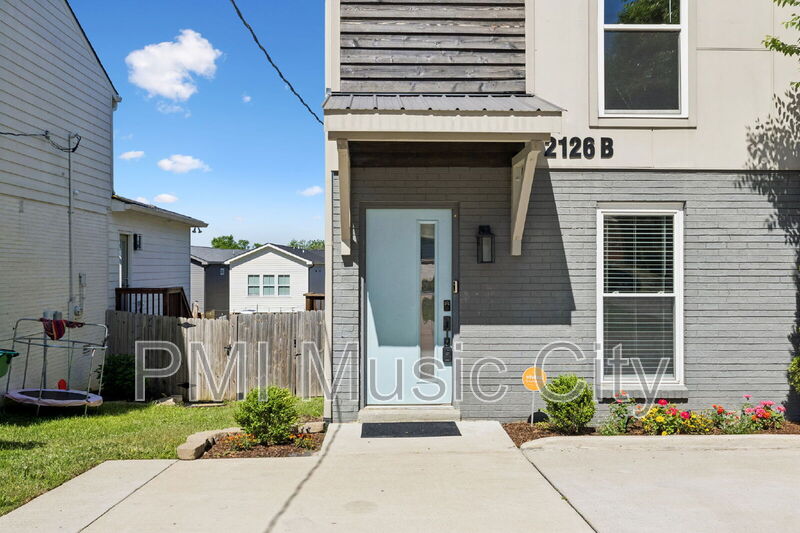 Nashville House: 2126B Burns St