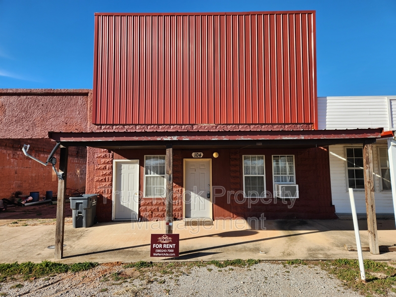 Asher House: 104 West Main (Asher)