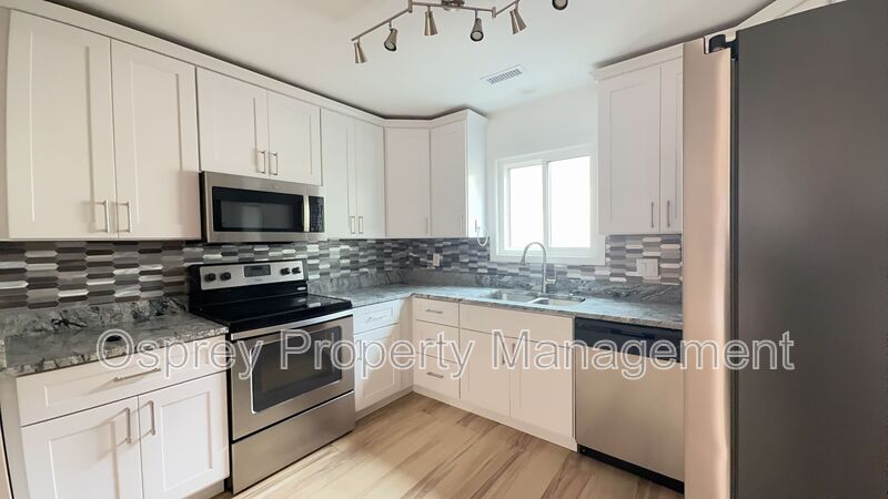 Spacious 2-Bedroom Condo! - Photo 3