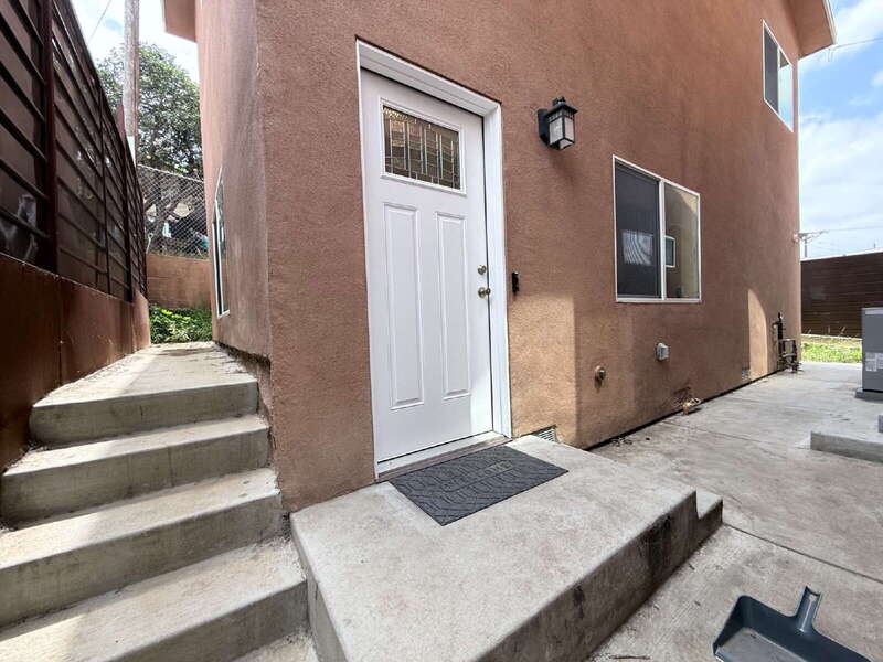 Los Angeles Condo: 3258 1/2 Dundas St.