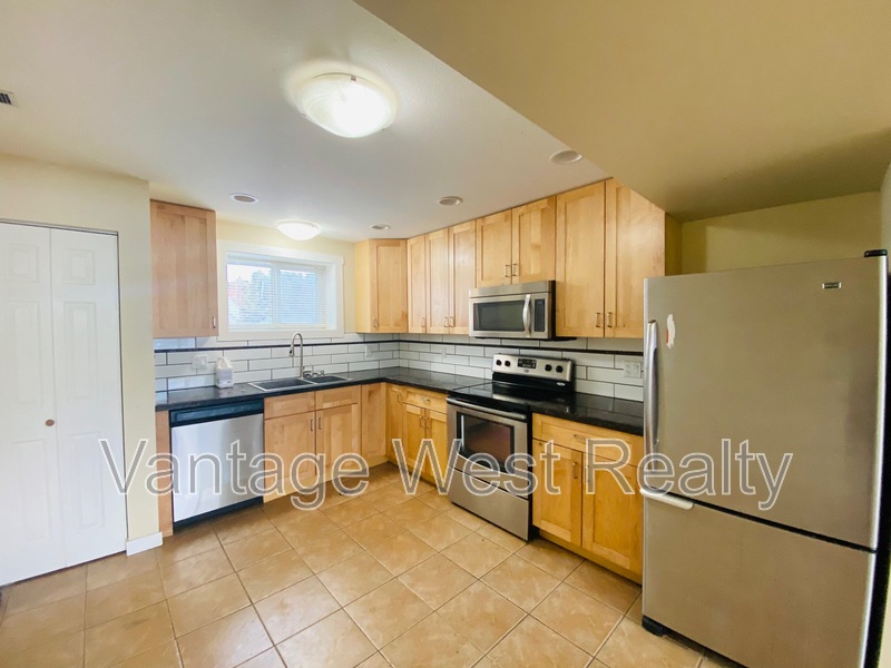 Kelowna House: 1-350 Primrose Rd
