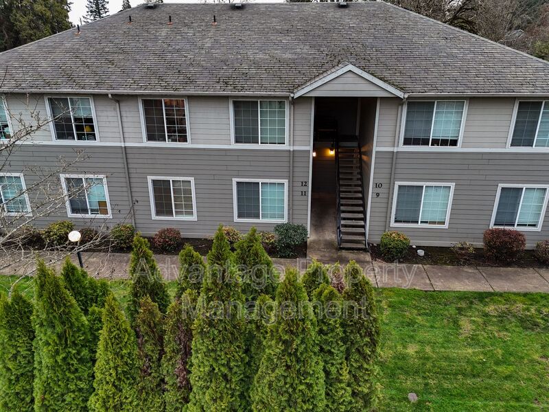 Monmouth House: 739 W. Jackson St.