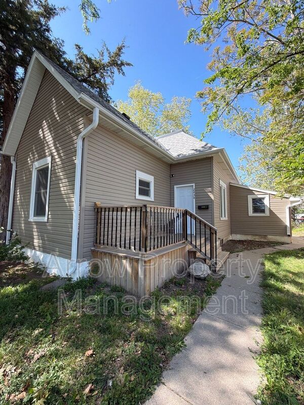 Lincoln House: 2434 W