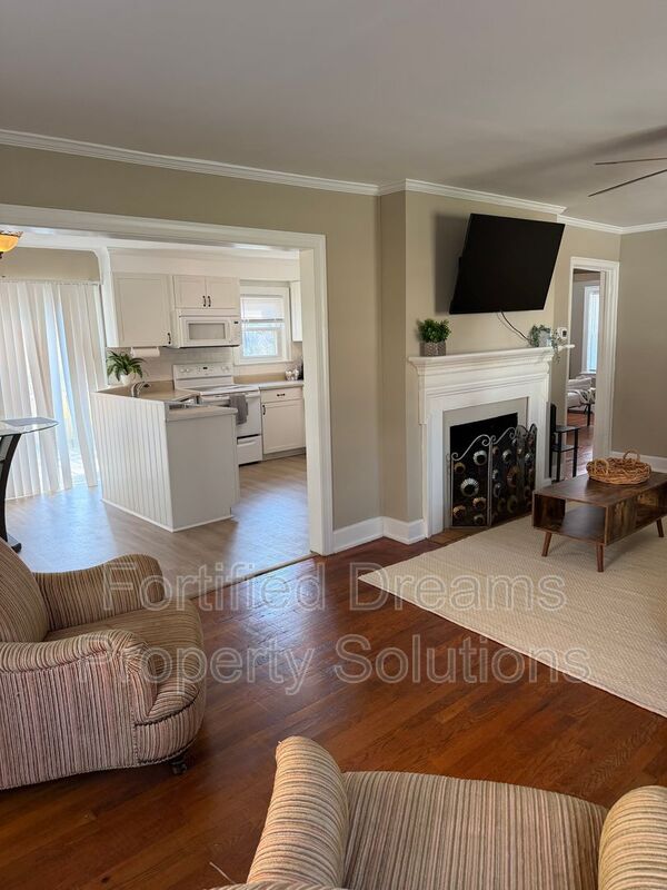 Greensboro House: 2203 Maywood St.