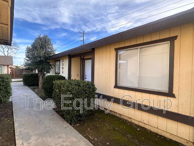 Visalia Condo: 2500-2504 West Chestnut Ct