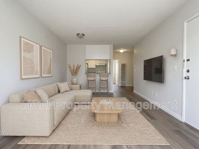 North Hollywood House: 8240 Whitsett Ave