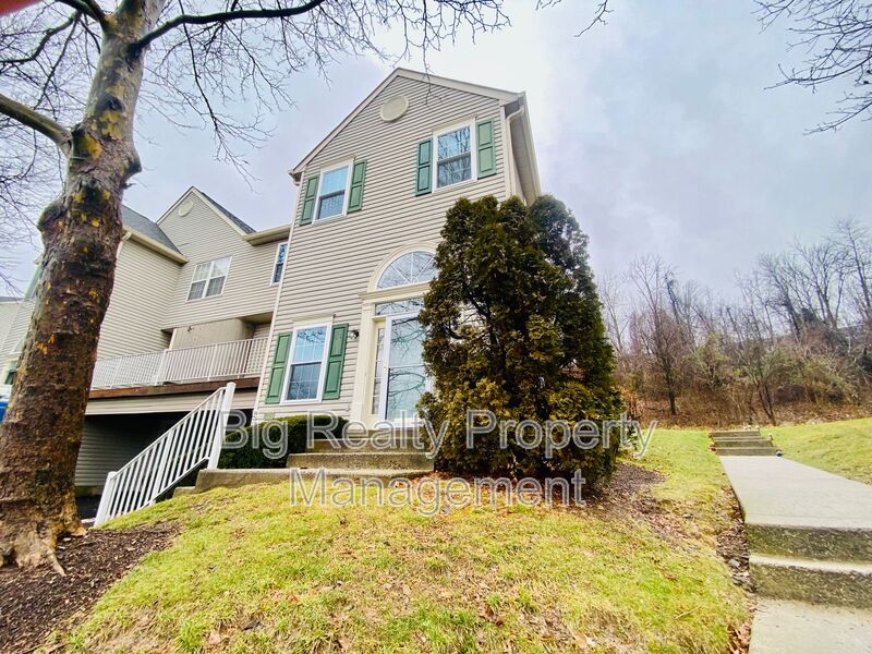 Collegeville House: 475 Stoneglen St