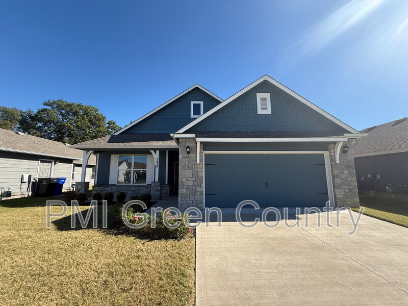 Broken Arrow House: 7427 S Walnut Ave