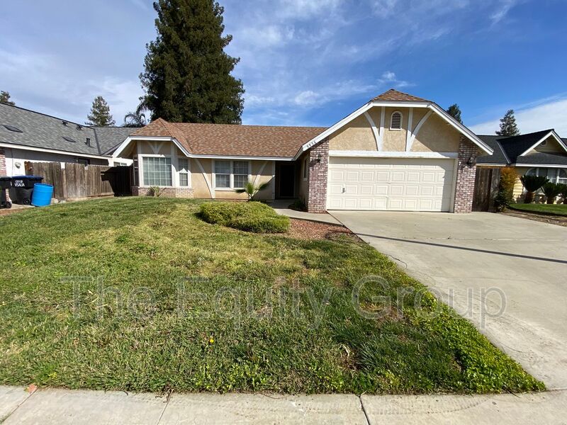 Visalia House: 5936 West Oak Avenue
