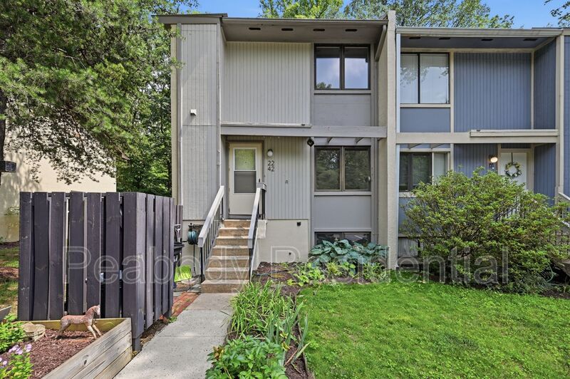 Reston House: 2242 Cartwright Pl