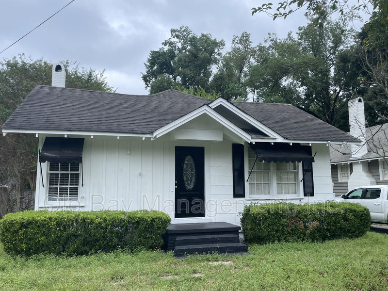 Mobile House: 108 S Fulton St