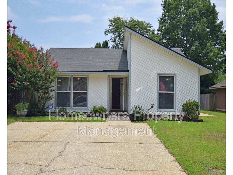 Fayetteville House: 7060 Candlewood Dr