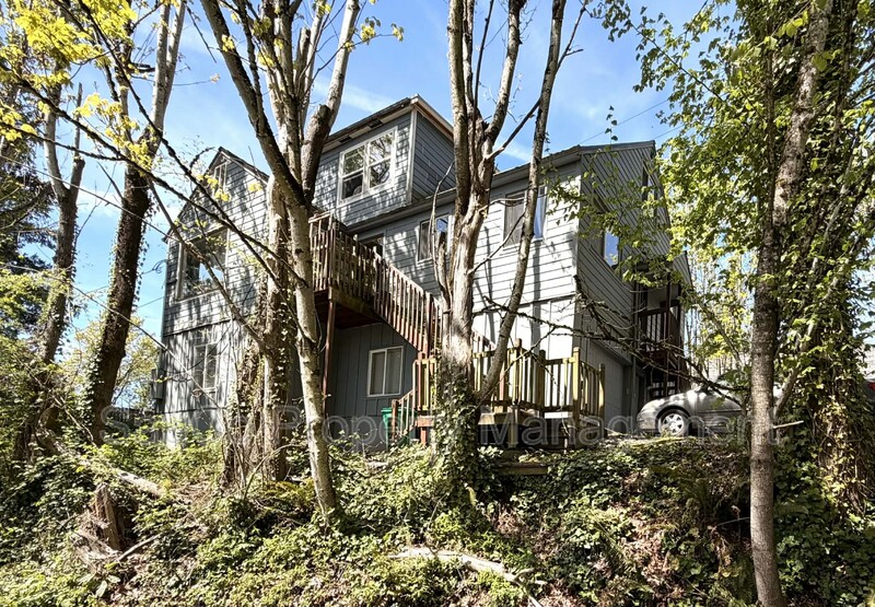 Portland House: 6423 Southwest Raab Road