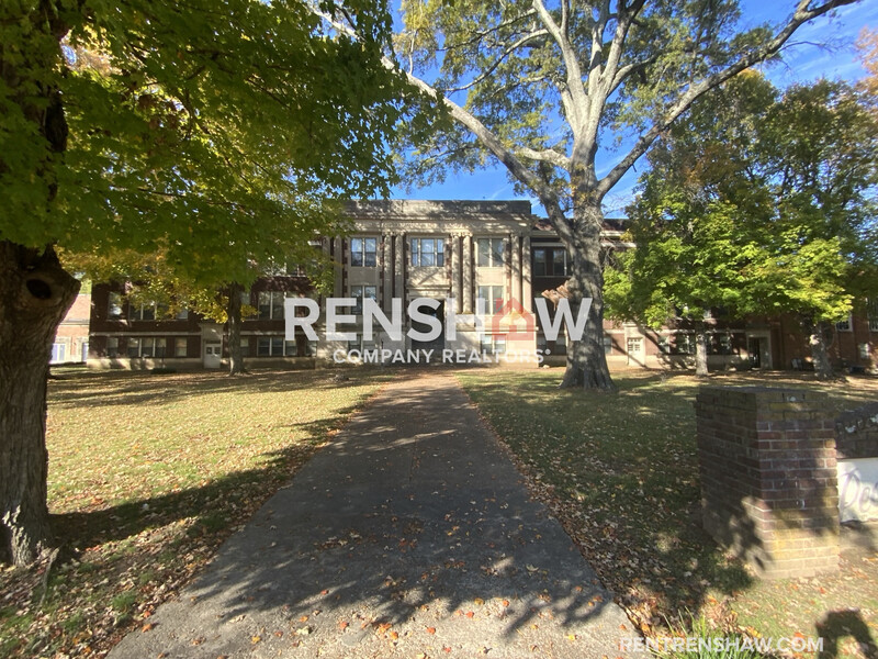 Trenton House: 900 S College St