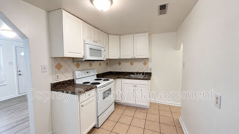 Charming 2-Bedroom, 1-Bath Duplex in the Heart of Virginia Beach! - Photo 3
