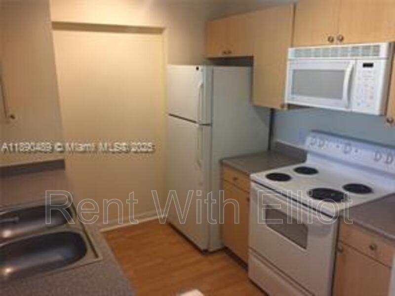 Hollywood Condo: 2100 Van Buren St.