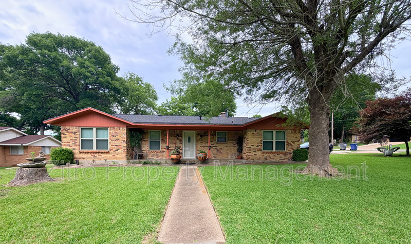 Lancaster House: 1226 Linkwood ln.