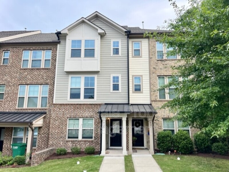 Cary Townhome: 525 Portstewart Dr