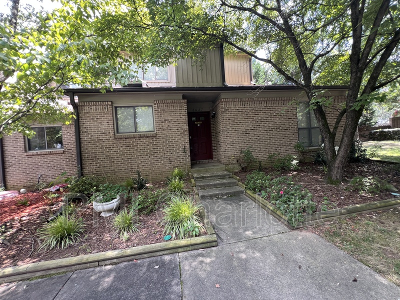 Charlotte House: 8087 Charter Oak Ln