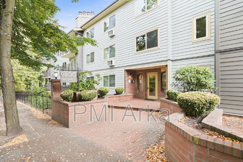 Seattle Condo: 9800 Roosevelt Way NE,