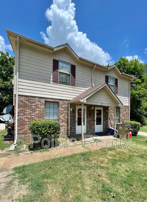 Madison House: 336 E Webster St