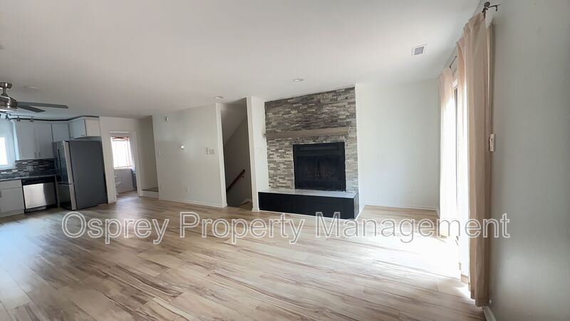 Spacious 2-Bedroom Condo! - Photo 4