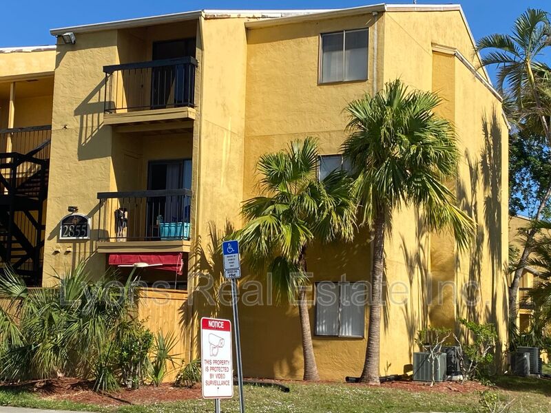Fort Myers Condo: 2855 Winkler Ave