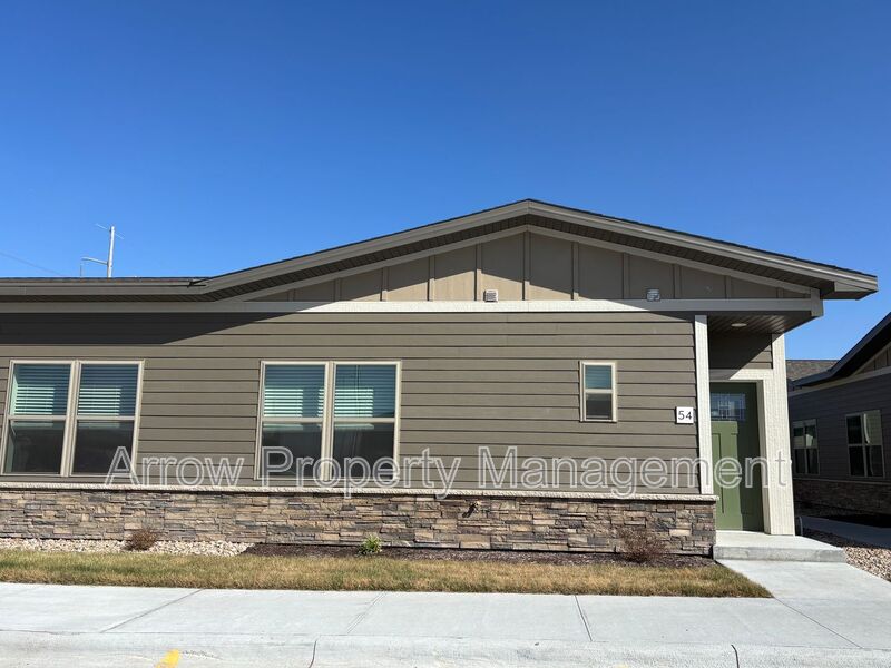 Grand Island House: 1161 North Claude Road