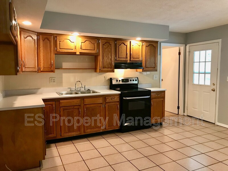 Beautiful 4 Bedroom 1.5 Bathroom Ranch Style Home in Lawrence! - Photo 28