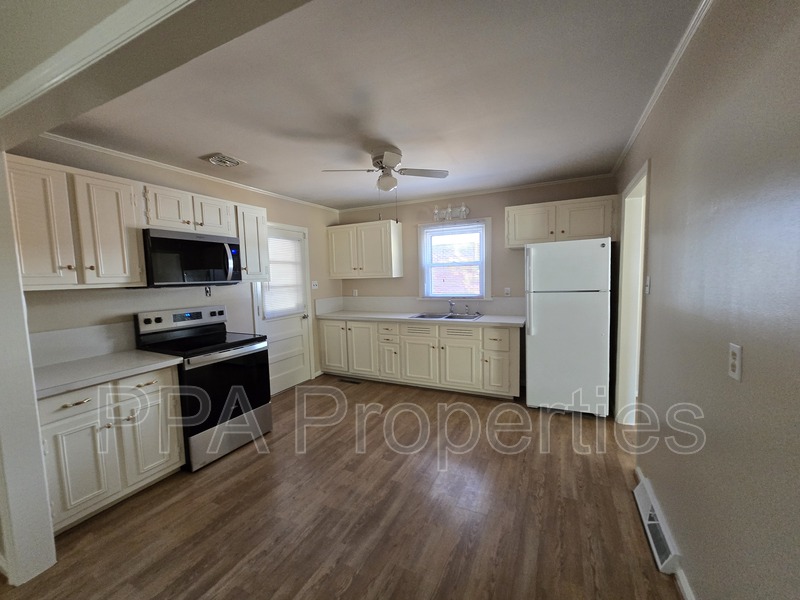 Graham House: 404 Oakgrove Dr