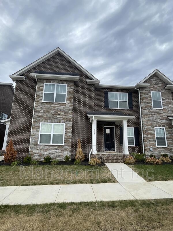 Oak Ridge House: 338 Broadberry Avenue