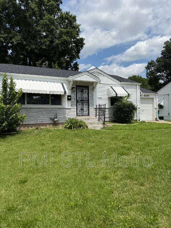 St. Louis House: 1131 Darr Dr