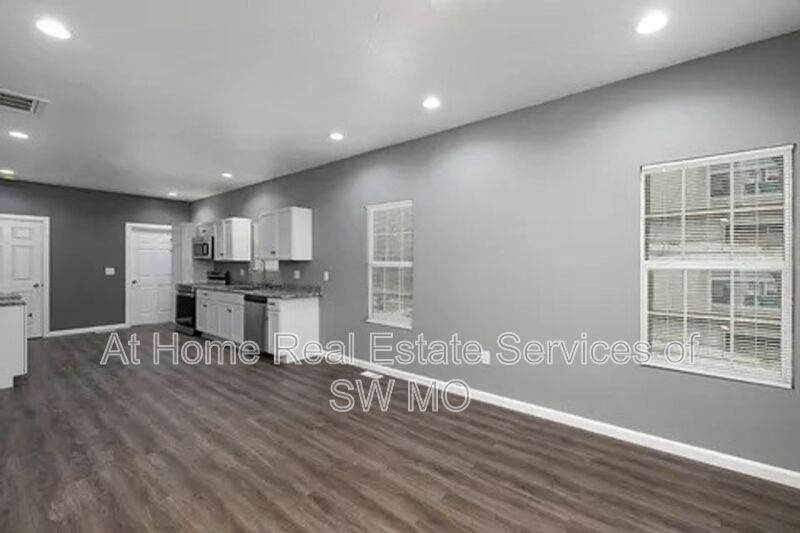 Springfield House: 2437 N Lyon Ave