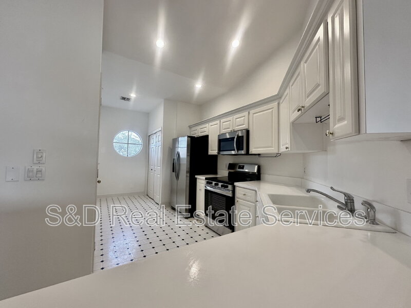 Lakeland Condo: 447 Enclave Place