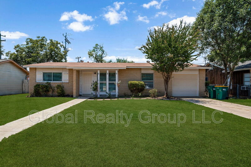 Universal City House: 121 Rosewood Drive