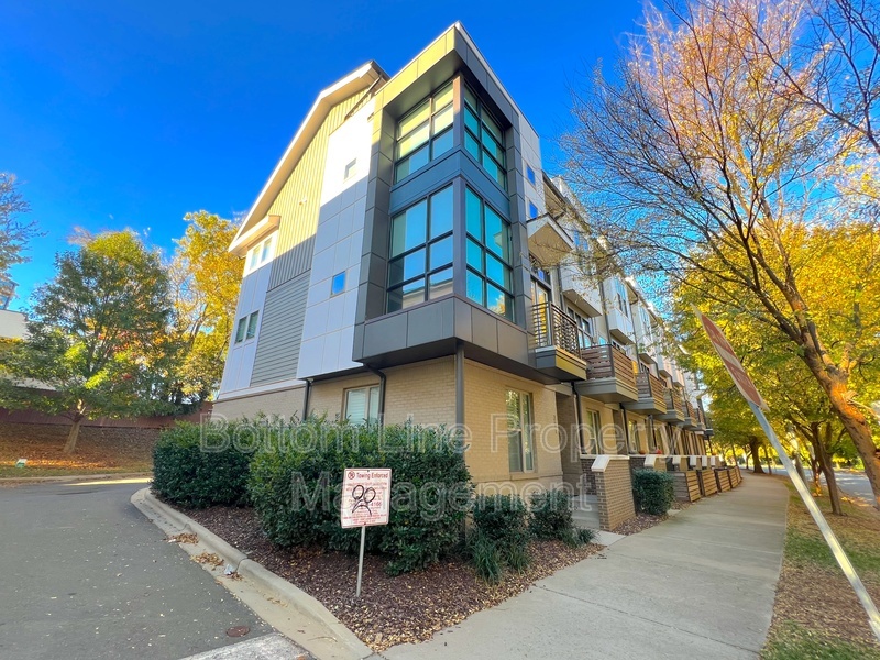 Charlotte Townhome: 211 Doggett St