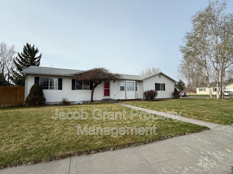 Idaho Falls House: 560 S Randy Dr
