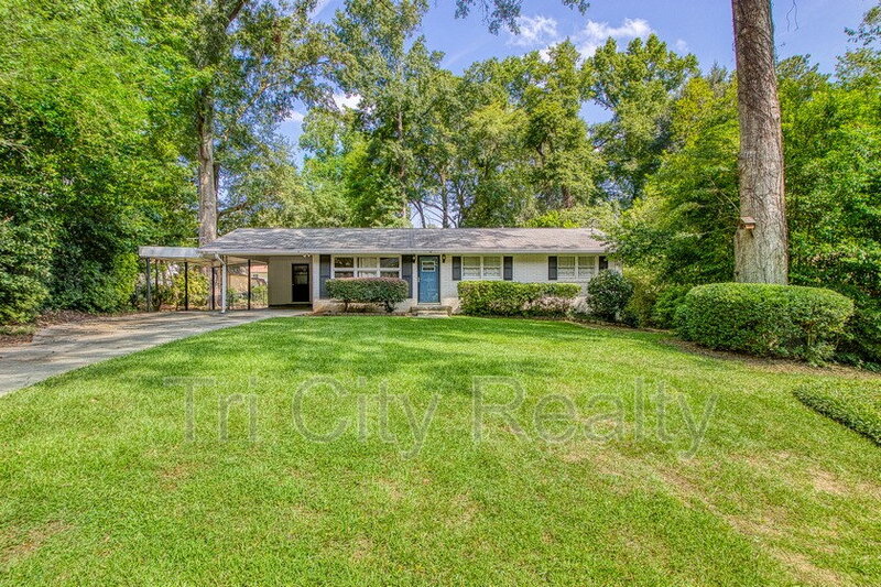 Peachtree City House: 212 Hilltop Drive