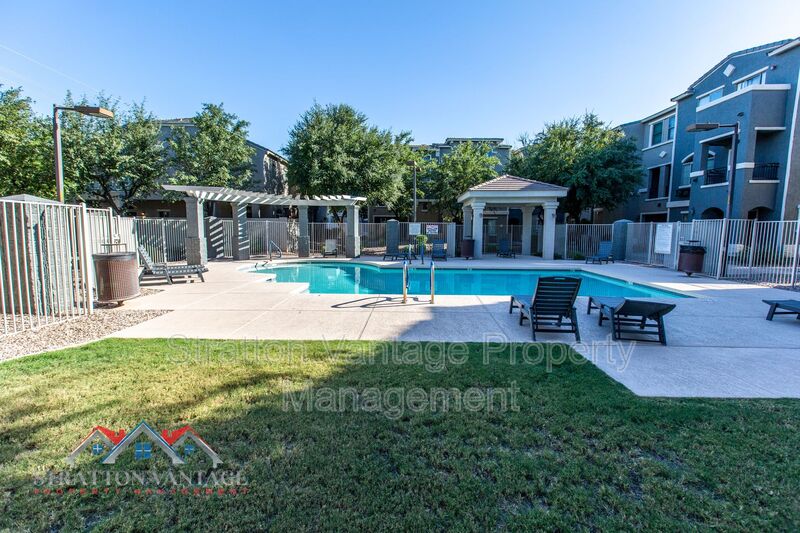 Tempe Townhome: 2402 E 5th St