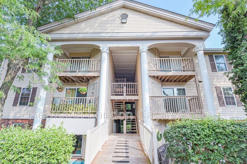 Ballwin House: 725 Ridgeside Drive