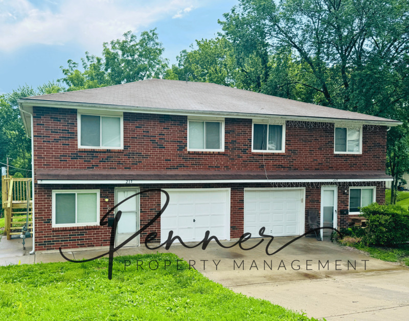 SUGAR CREEK House: 213 S WILLOW AVE