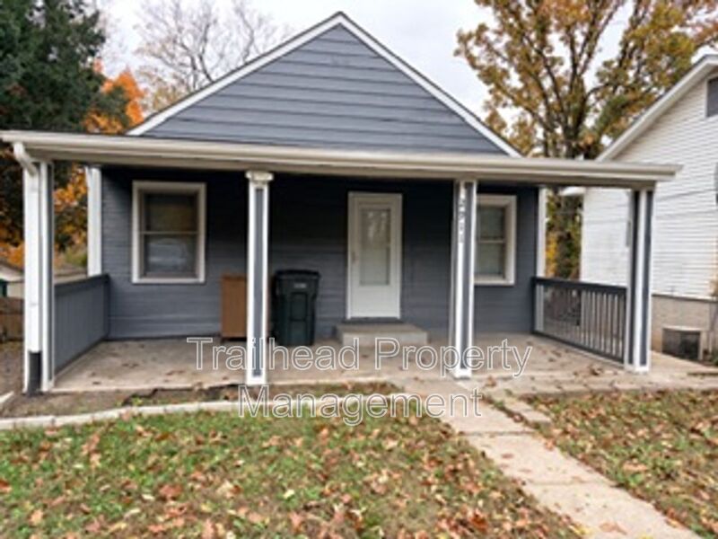 Avondale House: 2911 N Walnut Rd