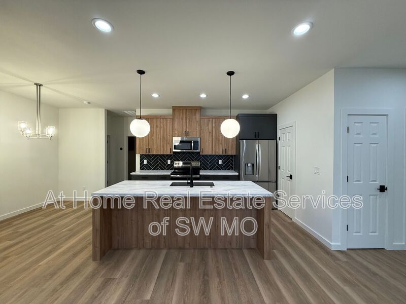 Springfield House: 1236 E Paragon St