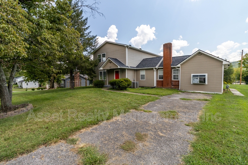 Clinton House: 817 Ridgeview Drive