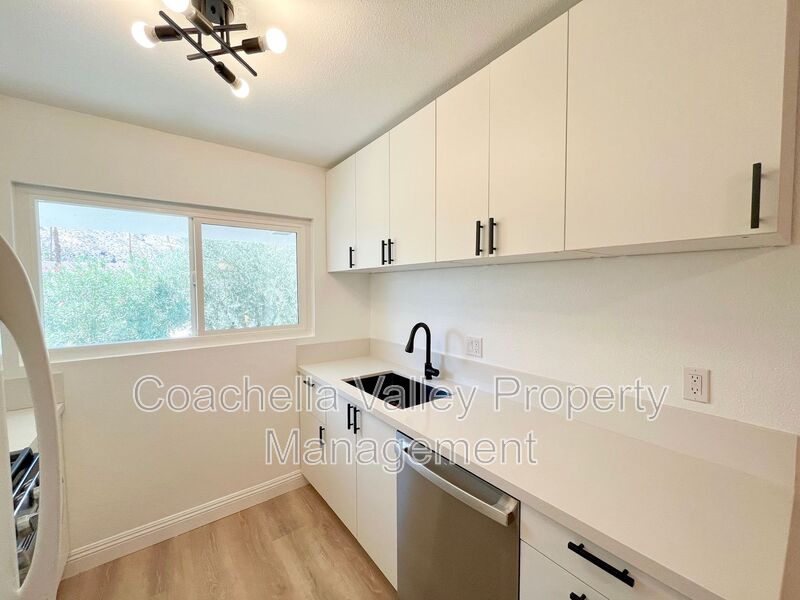 Palm Springs House: 1900 S Palm Canyon Dr