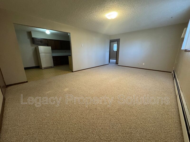 Bismarck House: 305 E Expressway