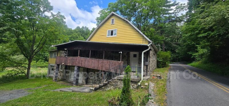 Stroudsburg House: 1341 Brislin Rd