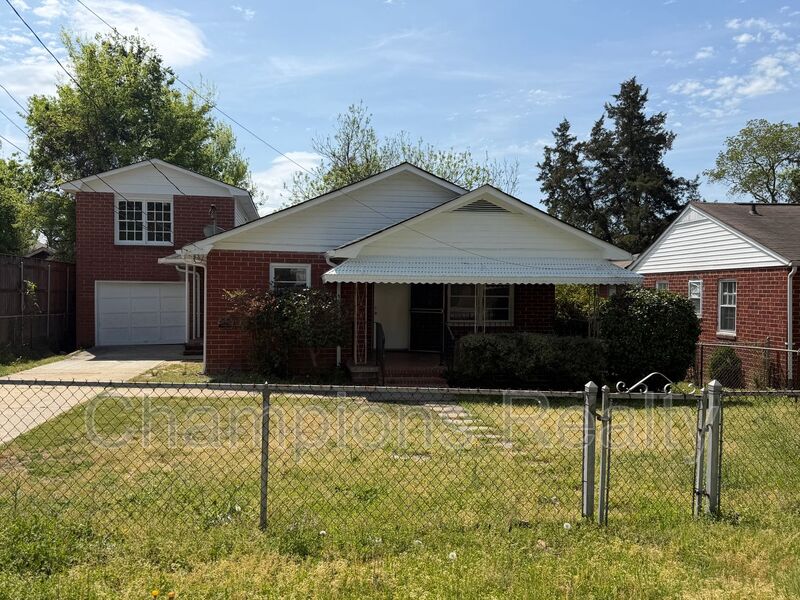 Columbus House: 3122 Baldwin St